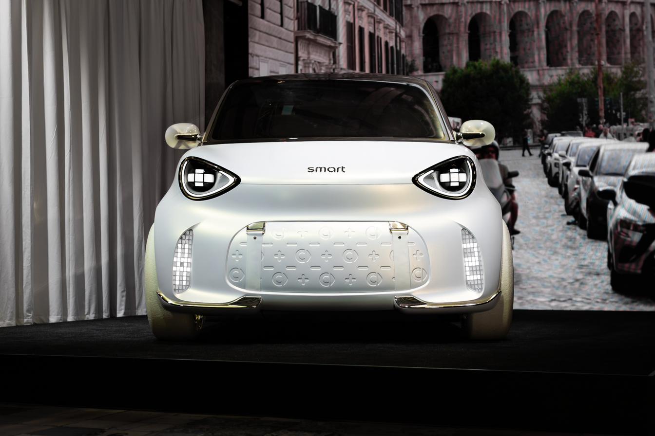 Face avant de la smart Concept #2 et sa signature lumineuse
