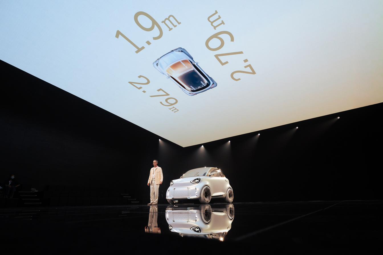 Présentation de la smart Concept #2 sur scène, dimensions projetées au plafond
